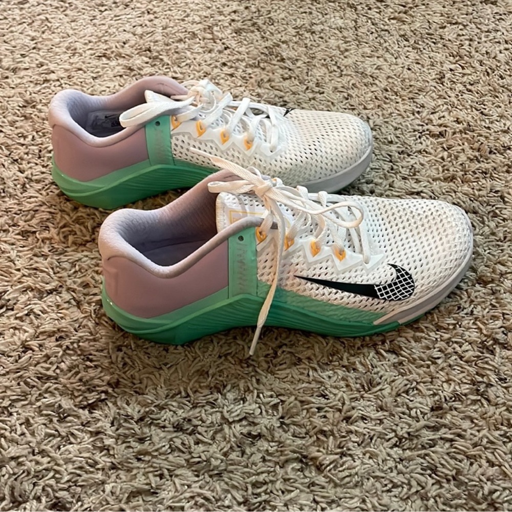 Nike White and Mint Green Women's Lifting Shoes Size 9